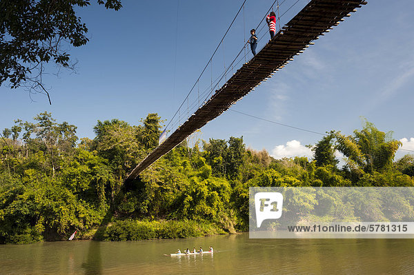 Menschen auf Hängebrücke  Boot auf Fluss  Bambuswald  Nordthailand  Thailand  Asien
