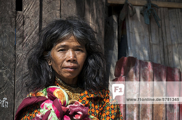 Portrait Frau Hügel Kleidung Dorf modern Thailand Volksstamm Stamm