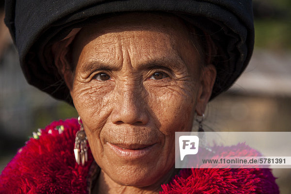Traditionell gekleidete ältere Frau vom Bergstamm oder Bergvolk der Yao oder Mien  ethnische Minderheit  Porträt  Nordthailand  Thailand  Asien