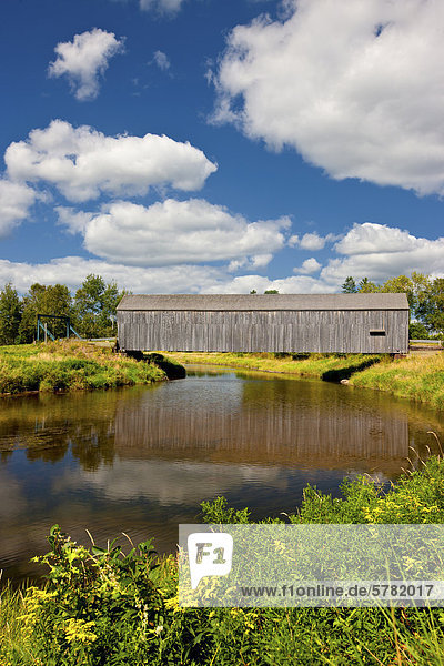 Bauernhof und Petitcodiac Fluß # 3 überdachte Brücke (übereilten) Westmorland County) erbaut 1929  New Brunswick  Kanada