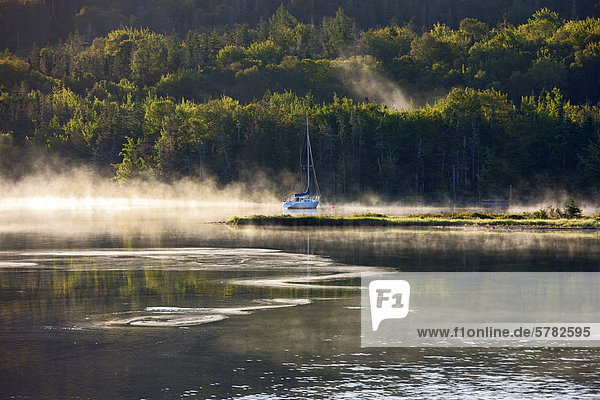 Ansicht der Nebel anheben an Baddeck Bay  Bras d ' Or Lake  Cape Breton  Nova Scotia  Kanada