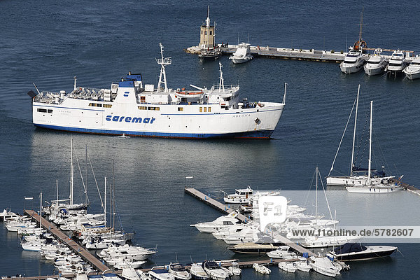 Autofähre der Linie Caremar im Hafen von Casamicciola Terme  Insel Ischia  Golf von Neapel  Kampanien  Süditalien  Italien  Europa