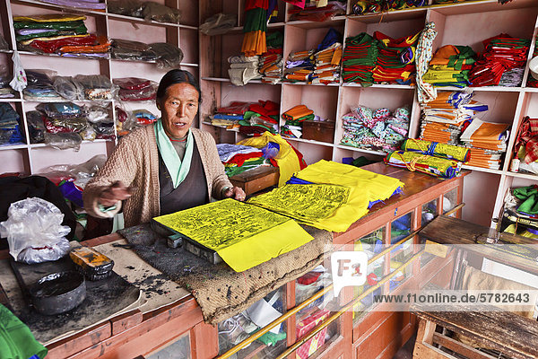 Ältere Frau stellt Gebetsfahnen her  Tawang  Arunachal Pradesh  Indien  Asien