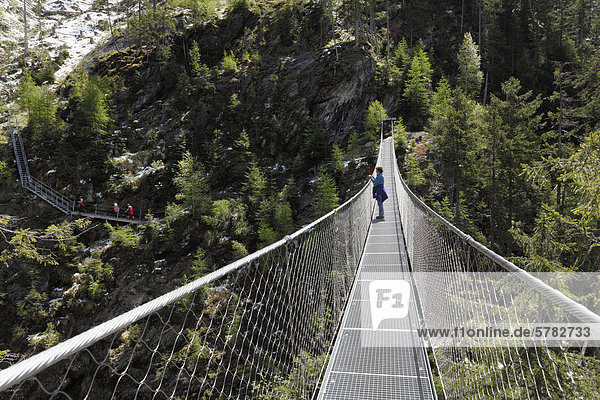 Hängebrücke über Riesachfall  Alpinsteig Höll  Naturpark Sölktäler  Schladminger Tauern  Obersteiermark  Steiermark  Österreich  Europa  ÖffentlicherGrund