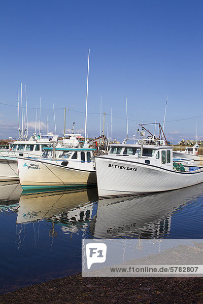 Fischerboote gefesselt at Nine Mile Creek Wharf  Prince Edward Island  Kanada