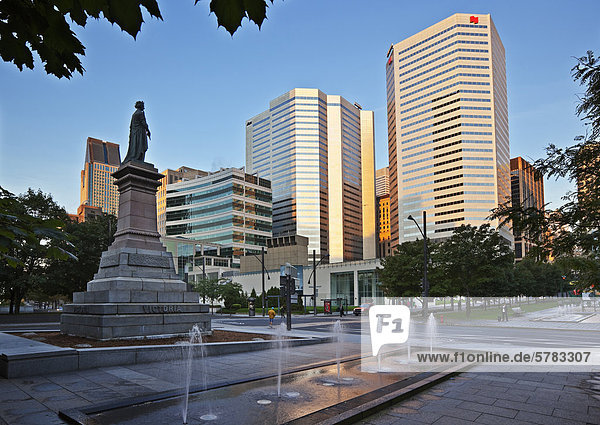 Wolkenkratzer und Statue von Königin Victoria  Victoria Square  Montreal  Quebec  Kanada.