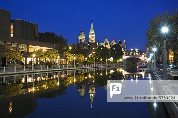 Rideau-Kanal mit Blick auf das kanadische Haus des Parlaments in Ottawa  Ontario  Kanada.