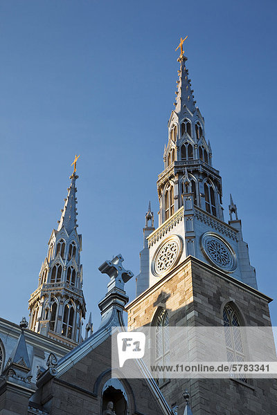 Zwei Türme von Notre-Dame Kathedrale Basilica  älteste erhaltene Kirche in Ottawa  Ontario  Kanada.