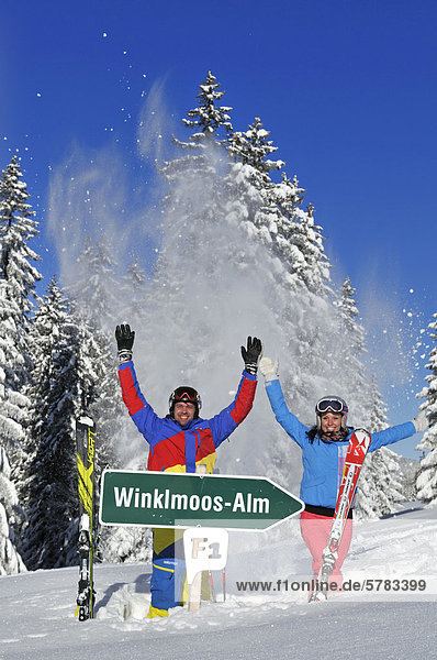 Skifahrer mit Schild Winklmoos-Alm  Reit im Winkl  Chiemgau  Bayern  Deutschland  Europa