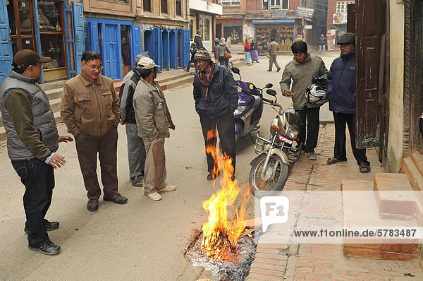 Nepali wärmen sich an Feuer auf der Straße  Patan  Lalitpur  Kathmandu  Kathmandu Valley  Nepal  Asien