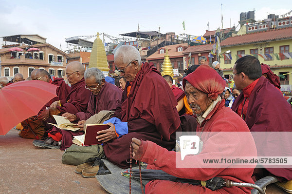 Buddhistische Mönche  Bodnath-Stupa  Kathmandu  Kathmandu Valley  Nepal  Asien