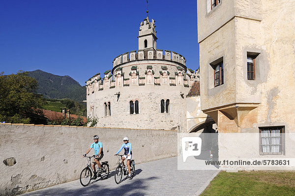 Paar auf Elektrorädern  Kloster Neustift  Brixen  Südtirol  Italien  Europa