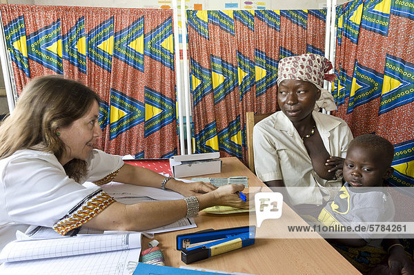 Ärztin berät eine HIV-positive Mutter wie sie ihr Kind vor der Übertragung des Virus schätzen kann Ambulanz in Quelimane Mosambik Afrika