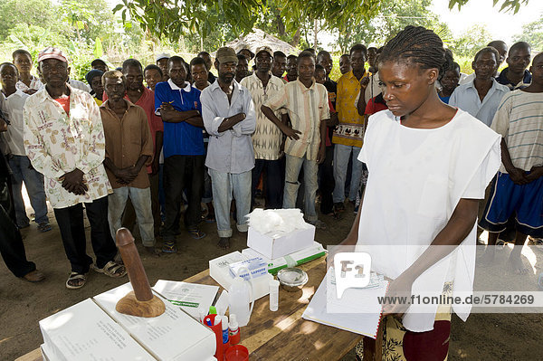 Ärztin und Dorfbewohner bei einer Safer Sex-Aufklärungskampagne in Quelimane  Mosambik  Afrika