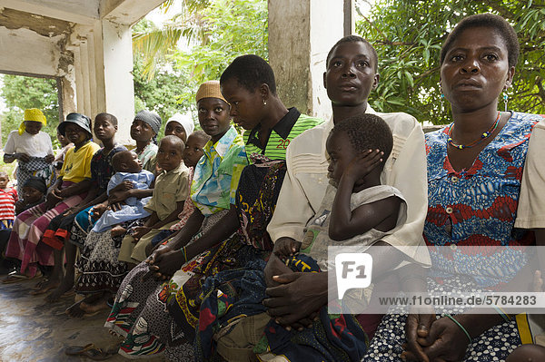 Mütter mit Kindern warten auf medizinische Behandlung vor einer HIV-AIDS-Ambulanz in Quelimane  Mosambik  Afrika