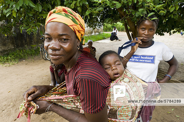 Mutter wartet mit ihrem Kind auf medizinische Behandlung vor einer HIV-AIDS-Ambulanz in Quelimane  Mosambik  Afrika