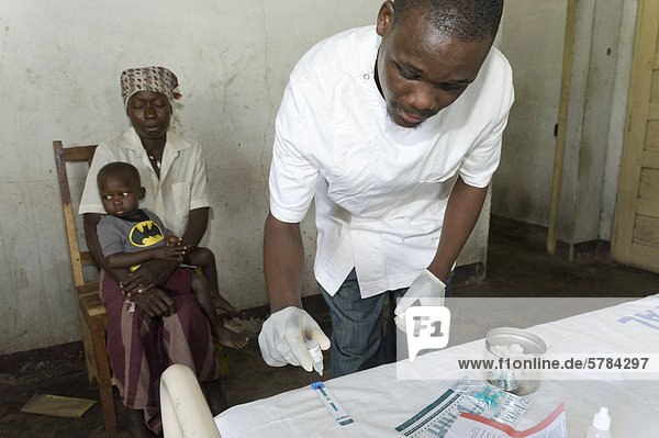 HIV-positive Mutter lässt ihren Sohn auf HIV-AIDS testen Ambulanz in Quelimane Mosambik Afrika