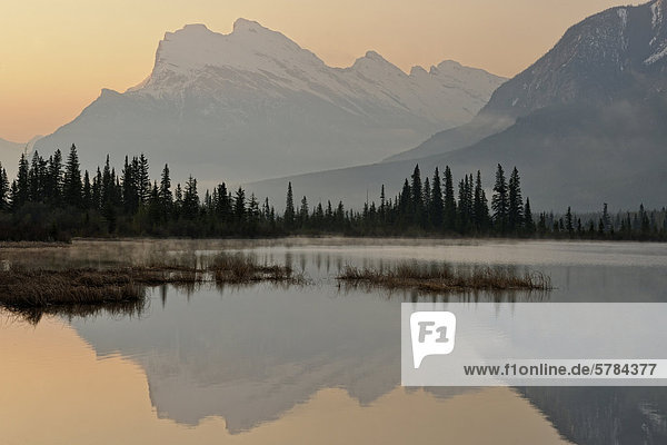 MT Rundle und Sulphur Mountain spiegelt sich in der dritten Vermilion Lake  Banff  Alberta  Kanada