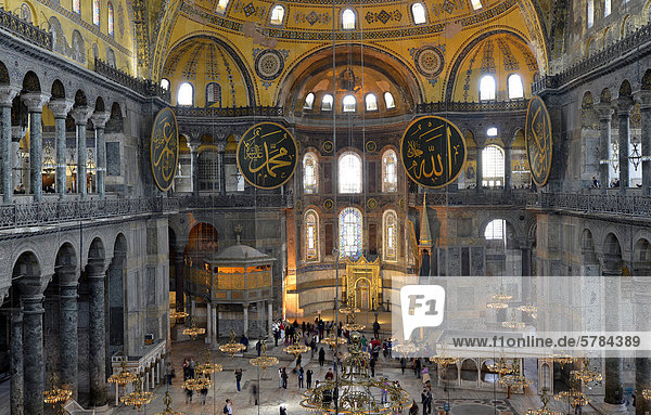 Blick von Galerie auf Hauptraum  Hagia Sophia  Ayasofya  Innenansicht  UNESCO-Weltkulturerbe  Istanbul  Türkei  Europa