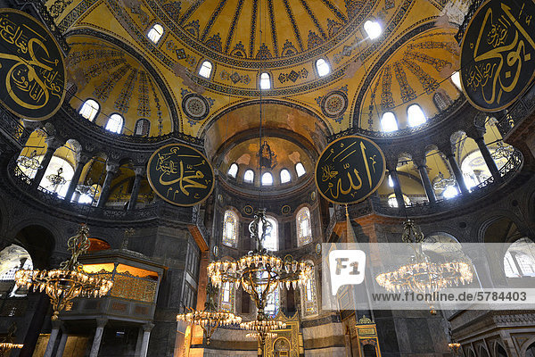 Hauptraum  Pendentifkuppel oder Deckenkuppel  Hagia Sophia  Ayasofya  Innenansicht  UNESCO-Weltkulturerbe  Istanbul  Türkei  Europa