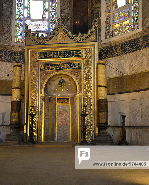 Islamischer Einbau  die Gebetsnische  Mihrab  für das muslimische Ritualgebet  übertünchtes Mosaik des Erzengel Gabriel  Hagia Sophia  Ayasofya  Innenansicht  UNESCO-Weltkulturerbe  Istanbul  Türkei  Europa