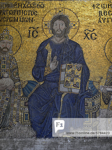 Mosaik des segnenden Christus Pantokrator  Christusfigur mit Bibel von Narthex  byzantinisches Deesismosaik über dem Kaisertor  Hagia Sophia  Ayasofya  Innenansicht  UNESCO-Weltkulturerbe  Istanbul  Türkei  Europa