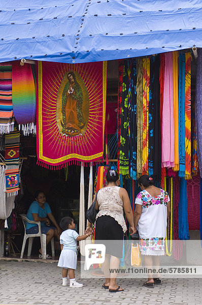 Geschäfte im Dorf Tulum  Quintana Roo  Mexiko