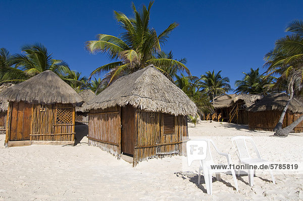 Strand Hütten und Stühle  Strand von Tulum  Quintana Roo  Mexiko