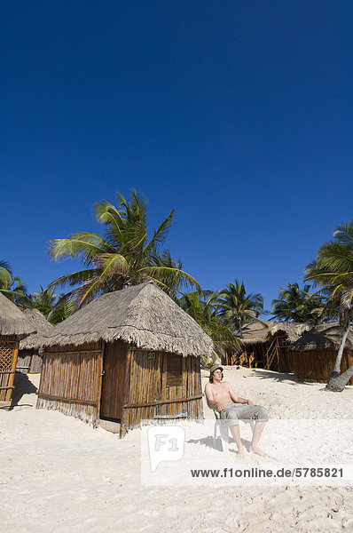 Studenten Mann  Strand Hütten und Stühle  Strand von Tulum  Quintana Roo  Mexiko