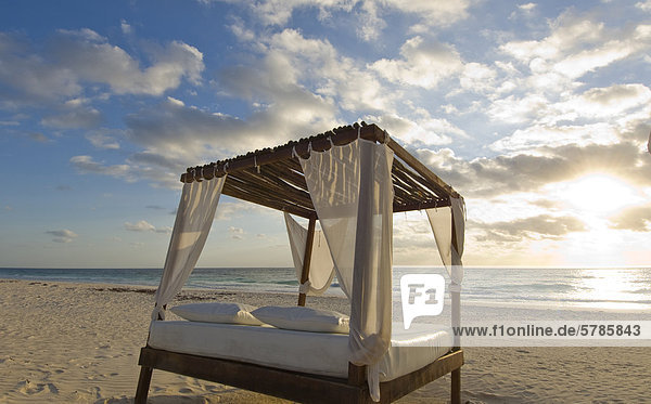 Sonnenliege am Strand  Strand von Tulum  Quintana Roo  Mexiko