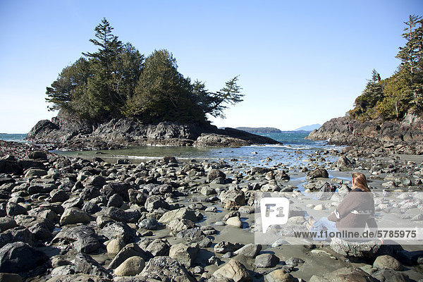 Eine Frau genießt die Ansicht am MacKenzie Beach in der Nähe von Tofino  Britisch-Kolumbien  Kanada auf Vancouver Island im Clayoquot Sound UNESCO Biosphärenreservat.