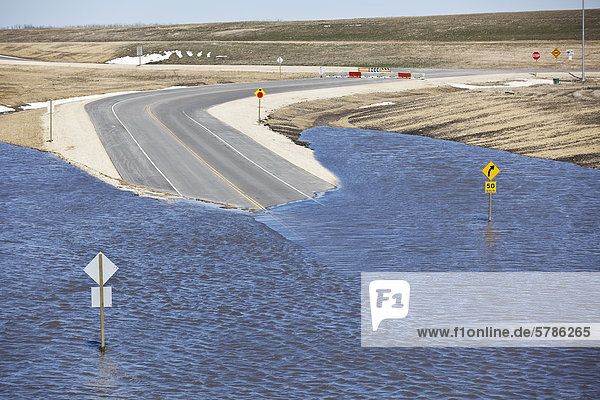 Frühling Überflutungen des Red River Highway 44 Red River Valley nördlich von Winnipeg Manitoba Kanada