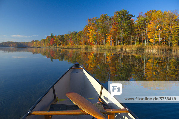 Herbst-Blick vom Bug des Kanus. Severn River  Muskoka  Ontario
