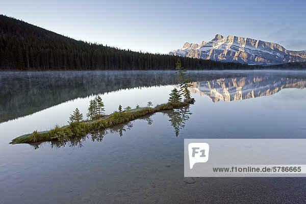 Zwei Jack Lake und Rundle Berg  Banff Nationalpark  Alberta  Kanada.