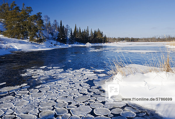 Pfanne Eis entlang der Whiteshell Whiteshell Provincial Park Manitoba Kanada