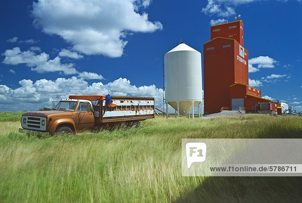 Wind geblasen  Gras  alten Lastwagen  Grain Elevator  Stoughton  Saskatchewan  Kanada