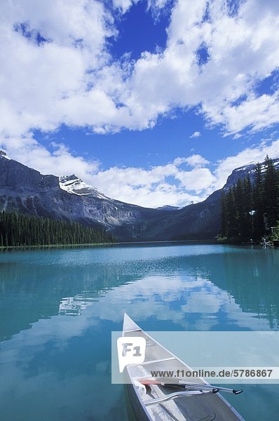 Rocky Mountains  Emerald Lake mit Kanu  British Columbia  Kanada.