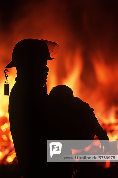 Feuerwehrmann verbrennen tragen Wohnhaus Silhouette