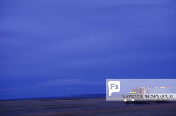 Transport-LKW in Bewegung am Abend Licht