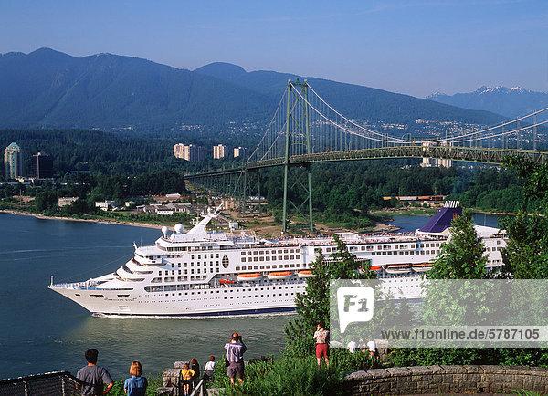 passen unterhalb Brücke Schiff Eingang Passagier Kreuzfahrtschiff British Columbia Kanada Meeresarm Vancouver