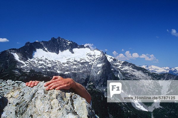 Bergsteiger Hände auf dem Felsen Berg Tantalus Range  Whistler  British Columbia  Kanada.