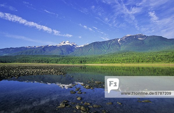 Columbia River und Mount Begbie in der Nähe von Revelstoke in British Columbia  Kanada.