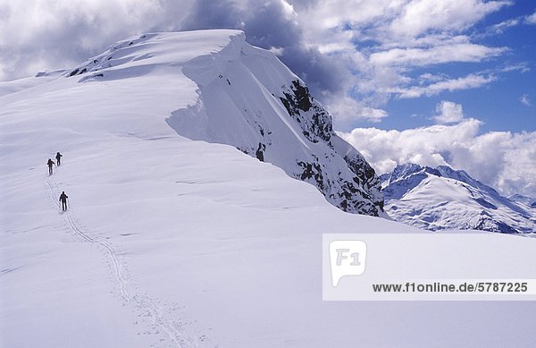Skifahrer nähern Wolkenbruch Berg  nördlich von Squamish  British Columbia  Kanada.