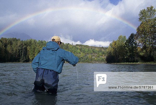 Flyfishing unter Regenbogen  Bulkley River  British Columbia  Kanada.