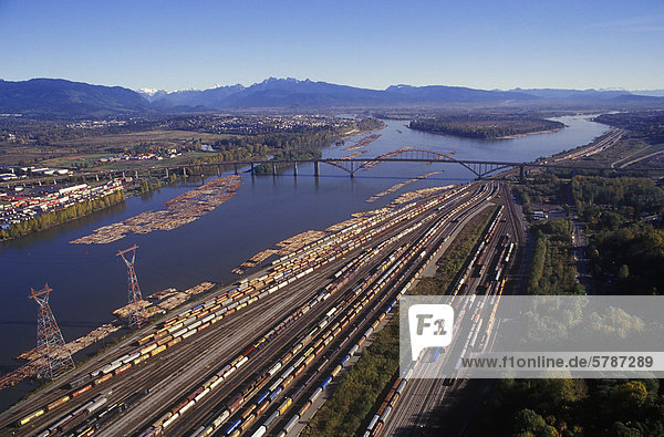 Brücke Fluss unterhalb Fraser River Fernsehantenne British Columbia Kanada