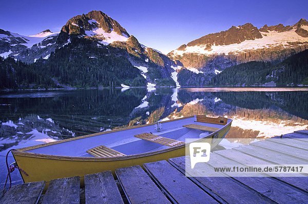 Ruderboot niedlich süß lieb Wasser Morgendämmerung Berg See Dock Kabine British Columbia Kanada Verein