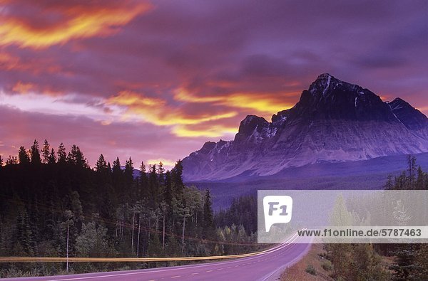 Mount Fitzwilliam (2911 m / 9548 ft) thront über den Durchgangsverkehr auf dem Yellowhead Highway im Morgengrauen  Mount Robson Provincial Park  British Columbia  Kanada.