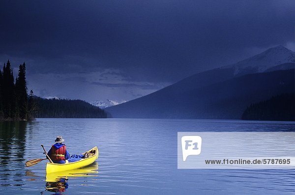 Niederschlag auf Isaac See  Bowron Lake Provincial Park  British Columbia  Kanada.