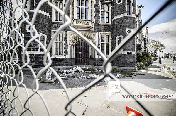 Absperrung Erdbebenschaden am Wahrzeichen von Christchurch Südinsel Neuseeland