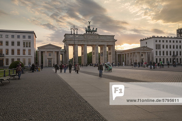 Brandenburger Tor und Pariser Platz  Berlin  Deutschland  Europa